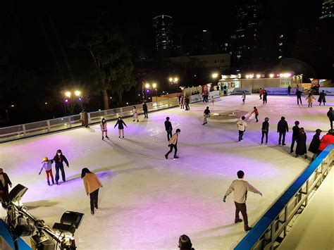 I c e skating rink - Skate underneath the historic Brooklyn Bridge while taking in the iconic views of the Manhattan skyline. Glide at Brooklyn Bridge Park is a premier winter experience in a setting that will take your breath away. ... More Than an Ice Rink. Work up an appetite on the ice and then enjoy an extraordinary selection of café and beverage options ...